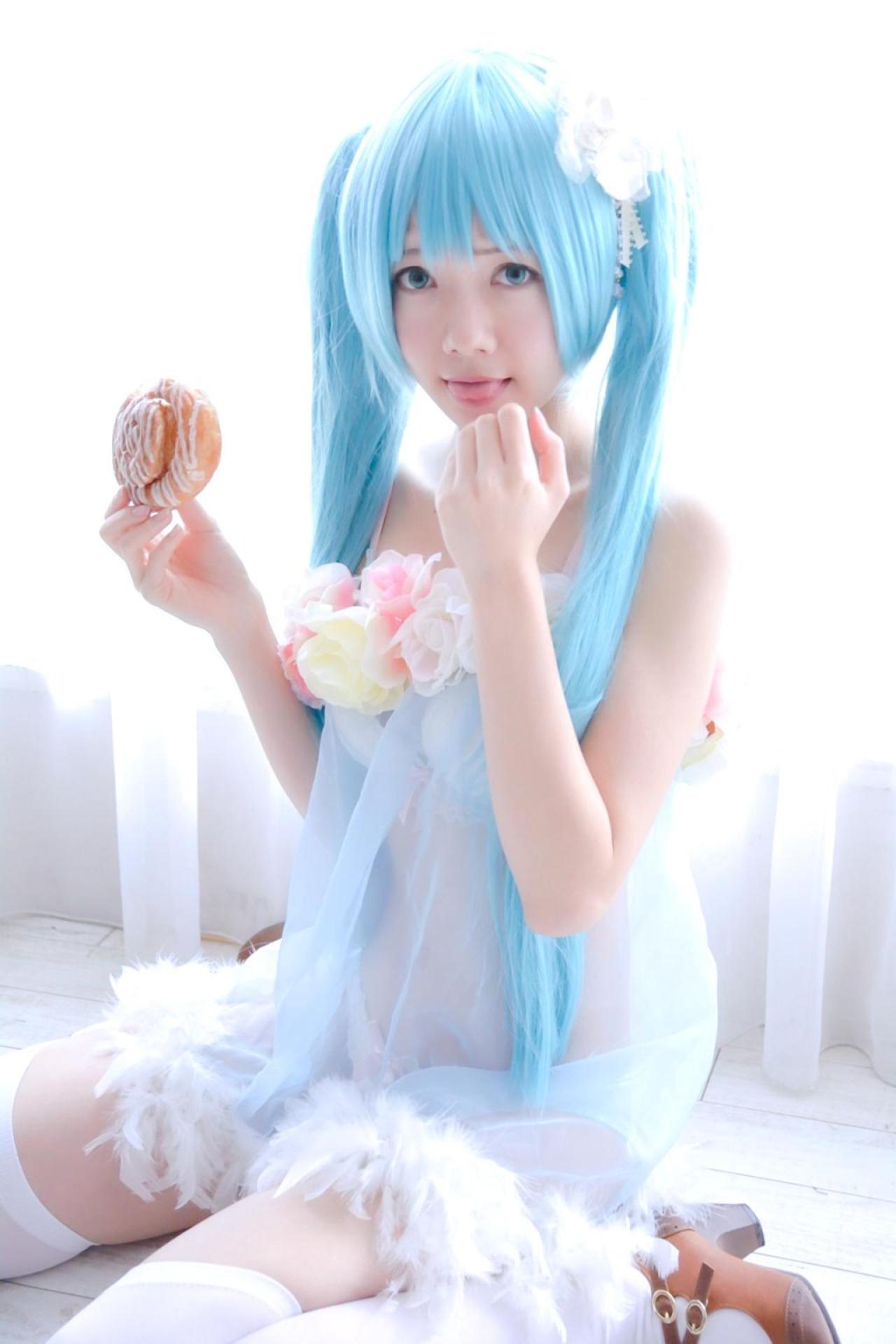 あっきん扮演初音未来拿着甜点吐舌卖萌照