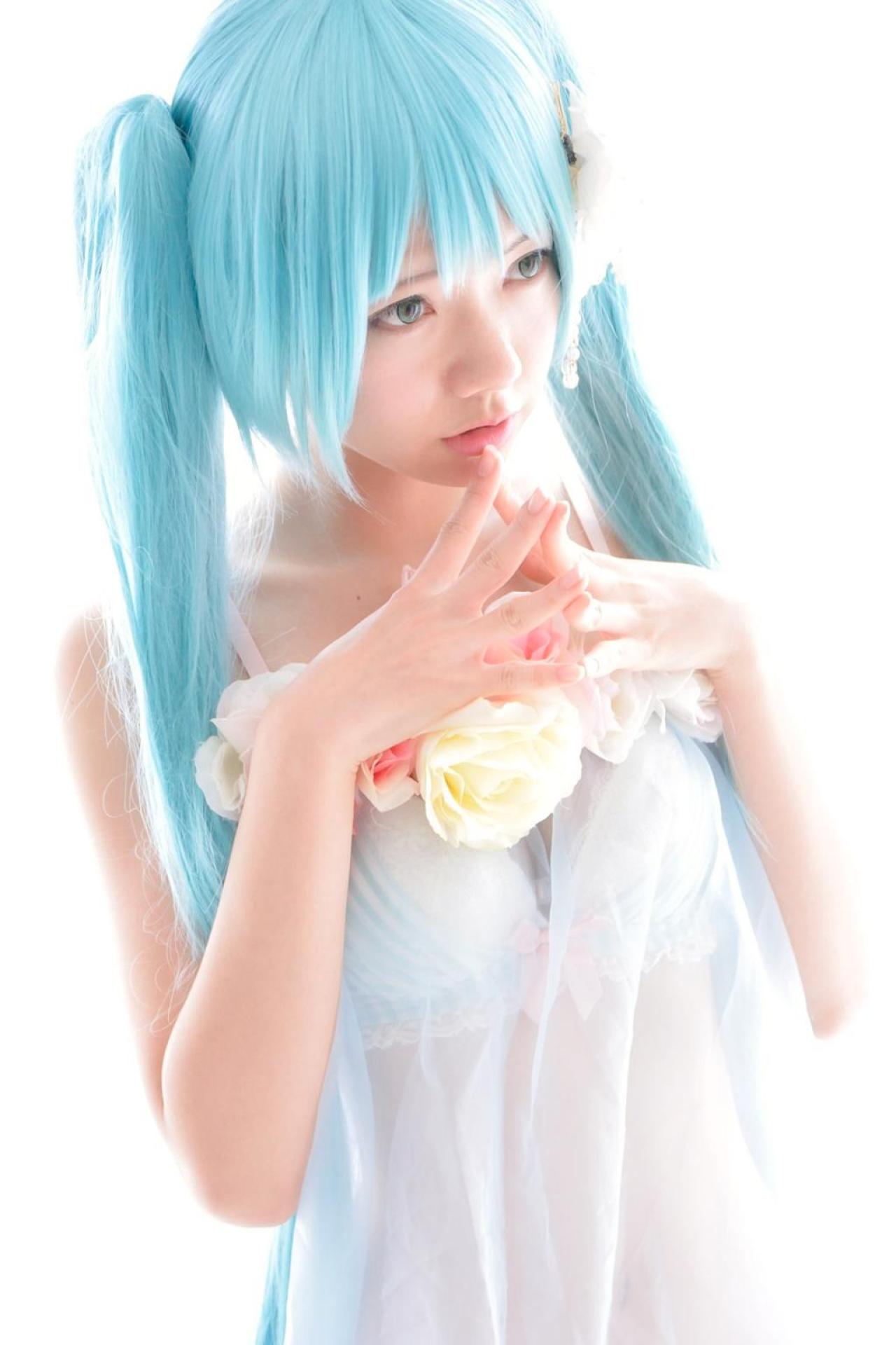 あっきん扮演初音未来双手五指相抵放在下巴处，专注思考的样子