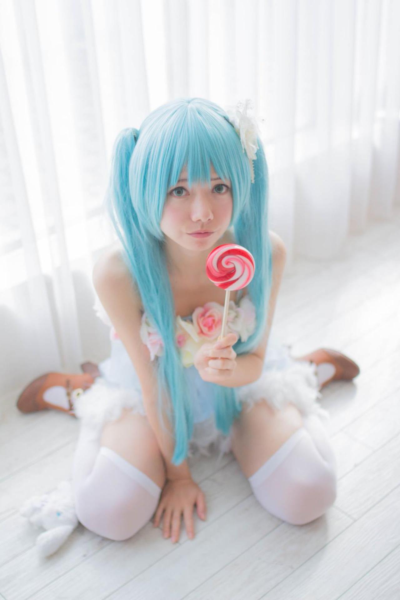 あっきん扮演初音未来拿着棒棒糖坐在地板上
