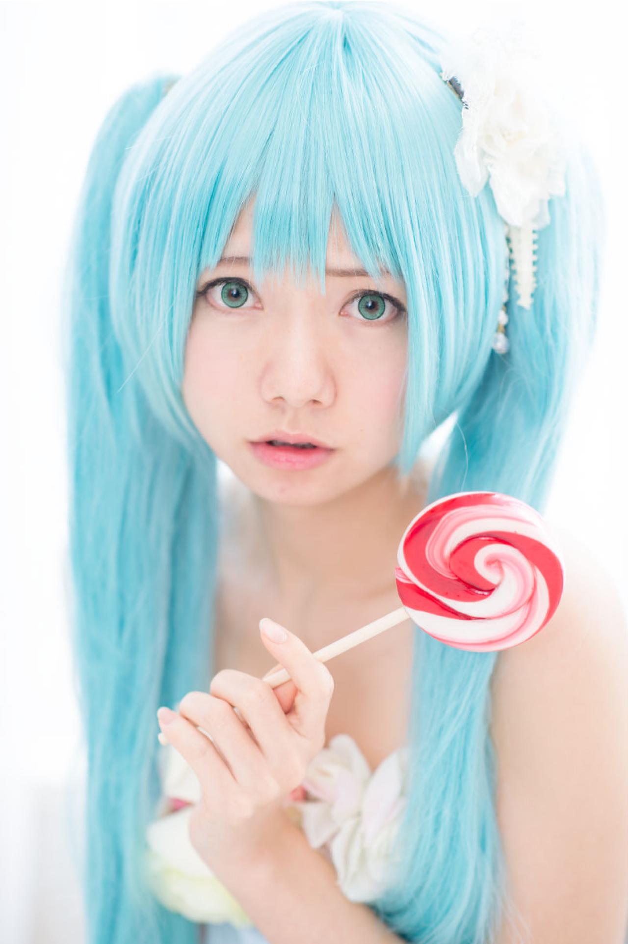 あっきん扮演初音未来拿着棒棒糖上半身正面照