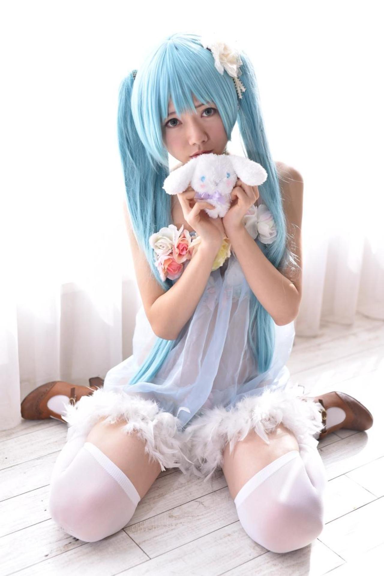 あっきん扮演初音未来双手捧起小兔子玩偶