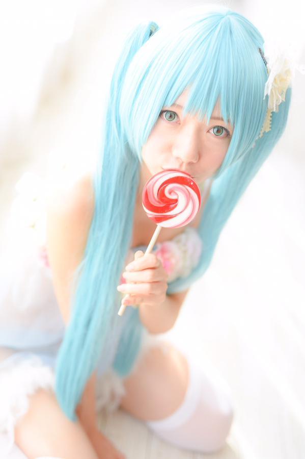 あっきん扮演初音未来吃棒棒糖的神情