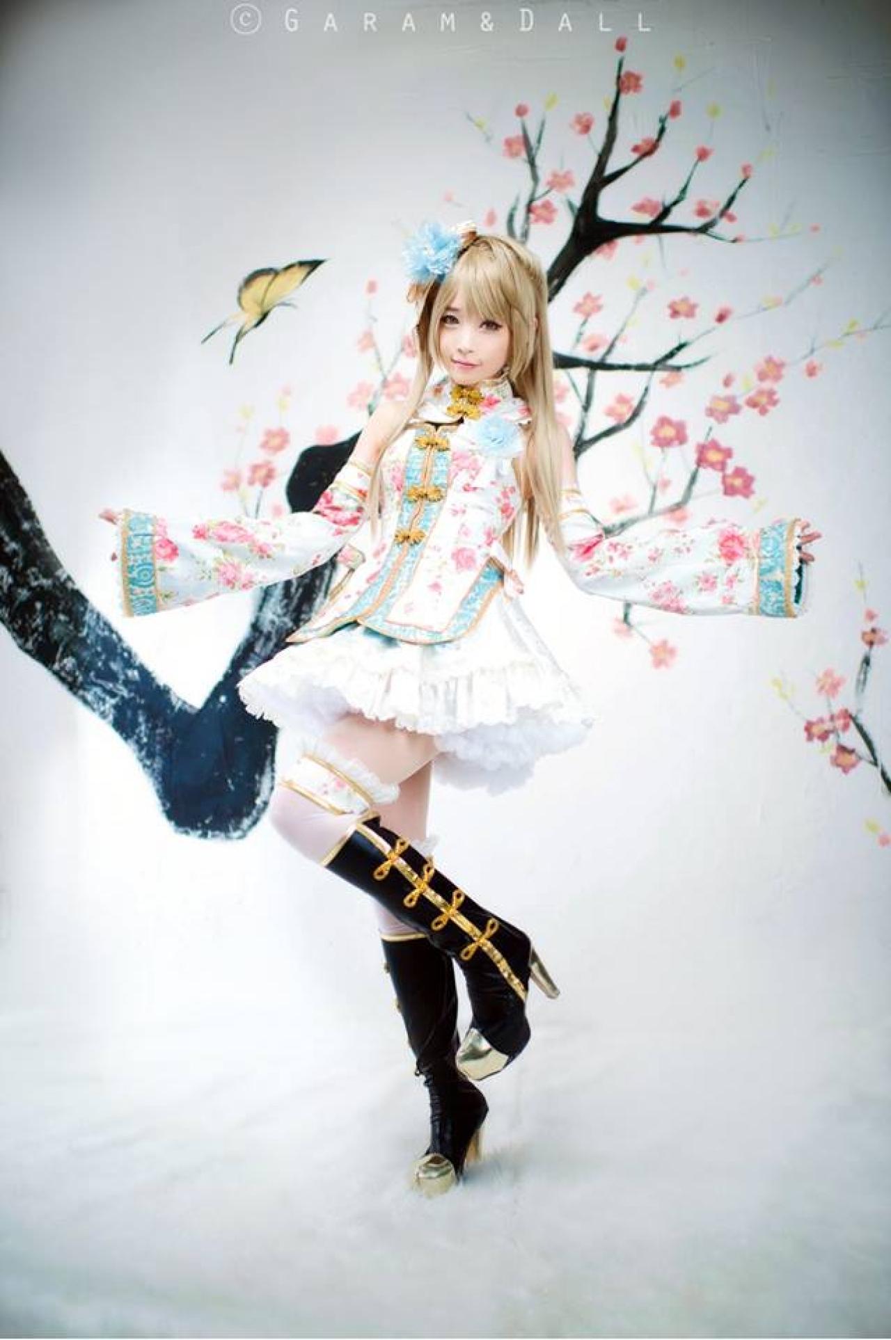 兔娘扮演南小鸟在开满鲜花，蝴蝶飞舞的树木前