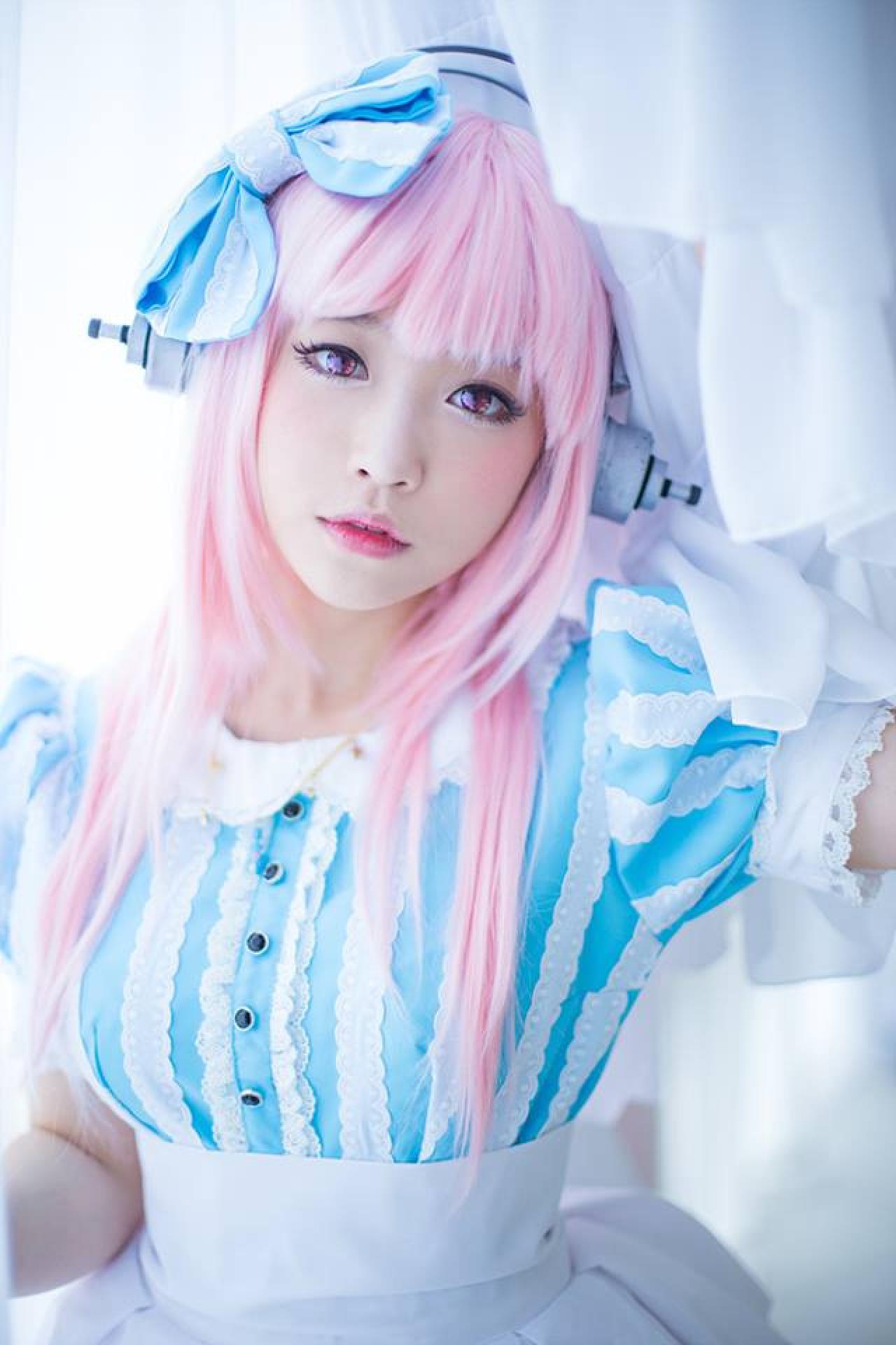 兔娘tomia扮演超级索尼子侧靠在白色帘子上