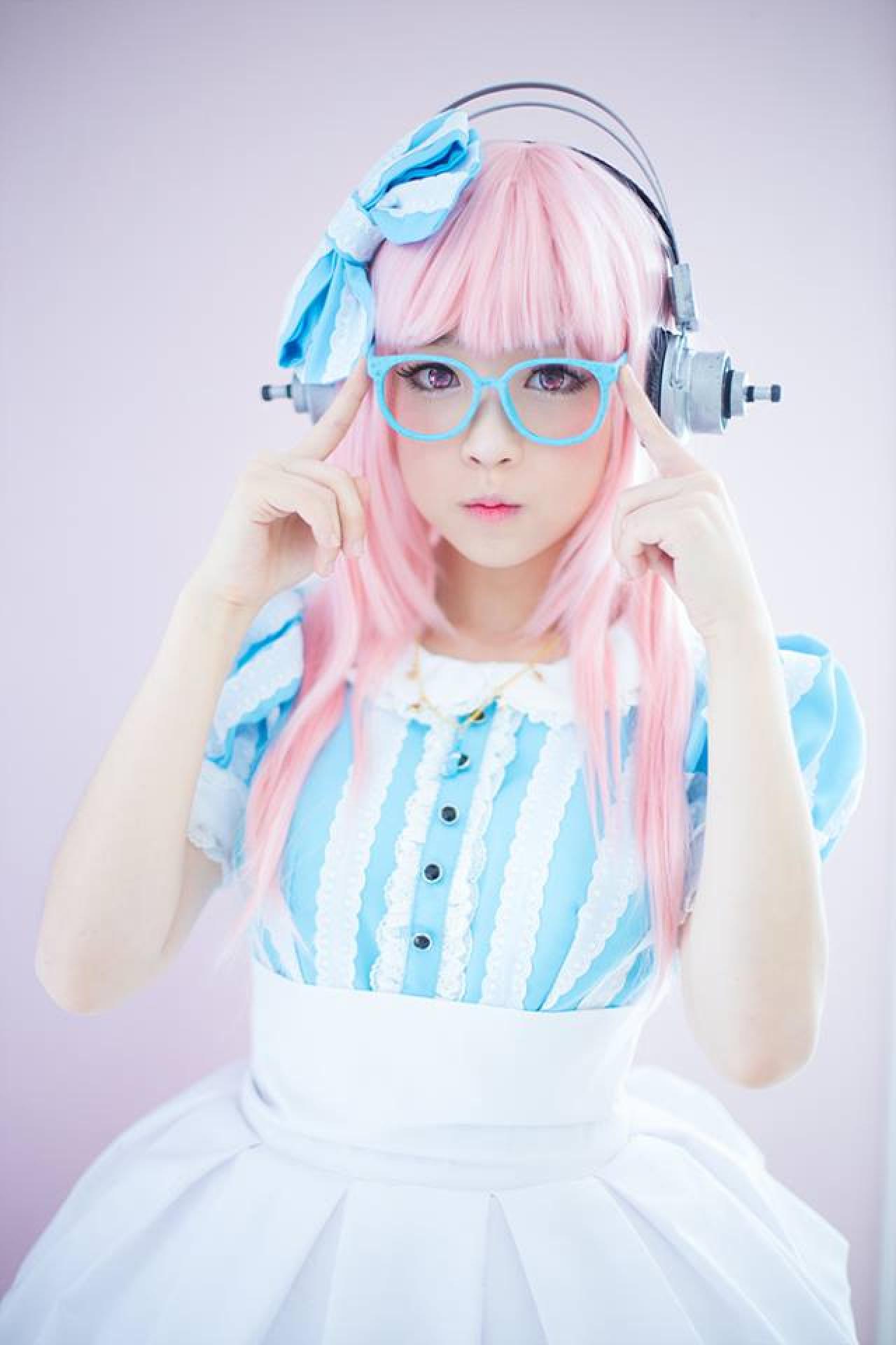 兔娘tomia扮演超级索尼子戴着眼镜，嘟嘴卖萌眼镜娘形象