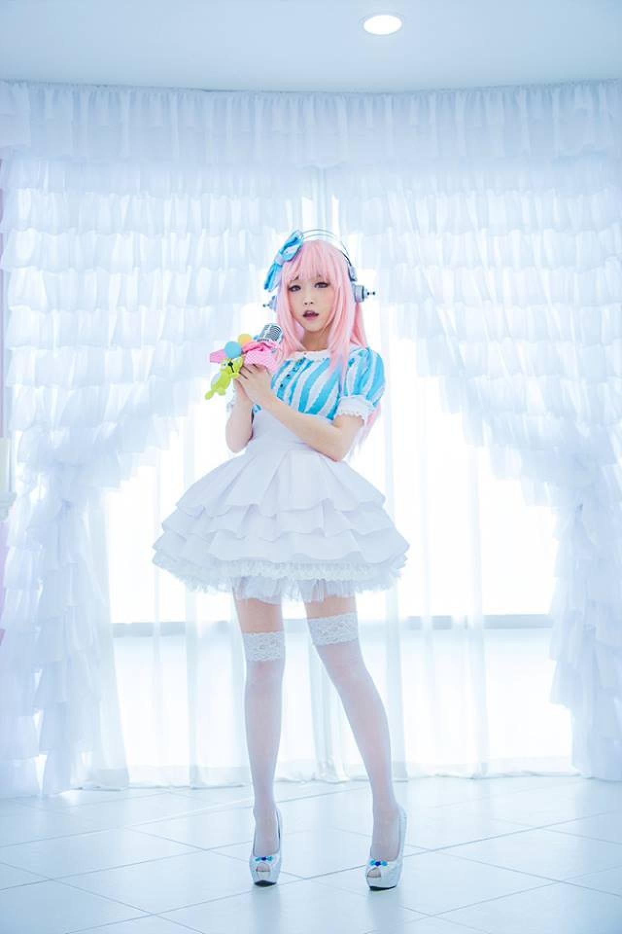 兔娘tomia扮演超级索尼子双手抱着麦克风