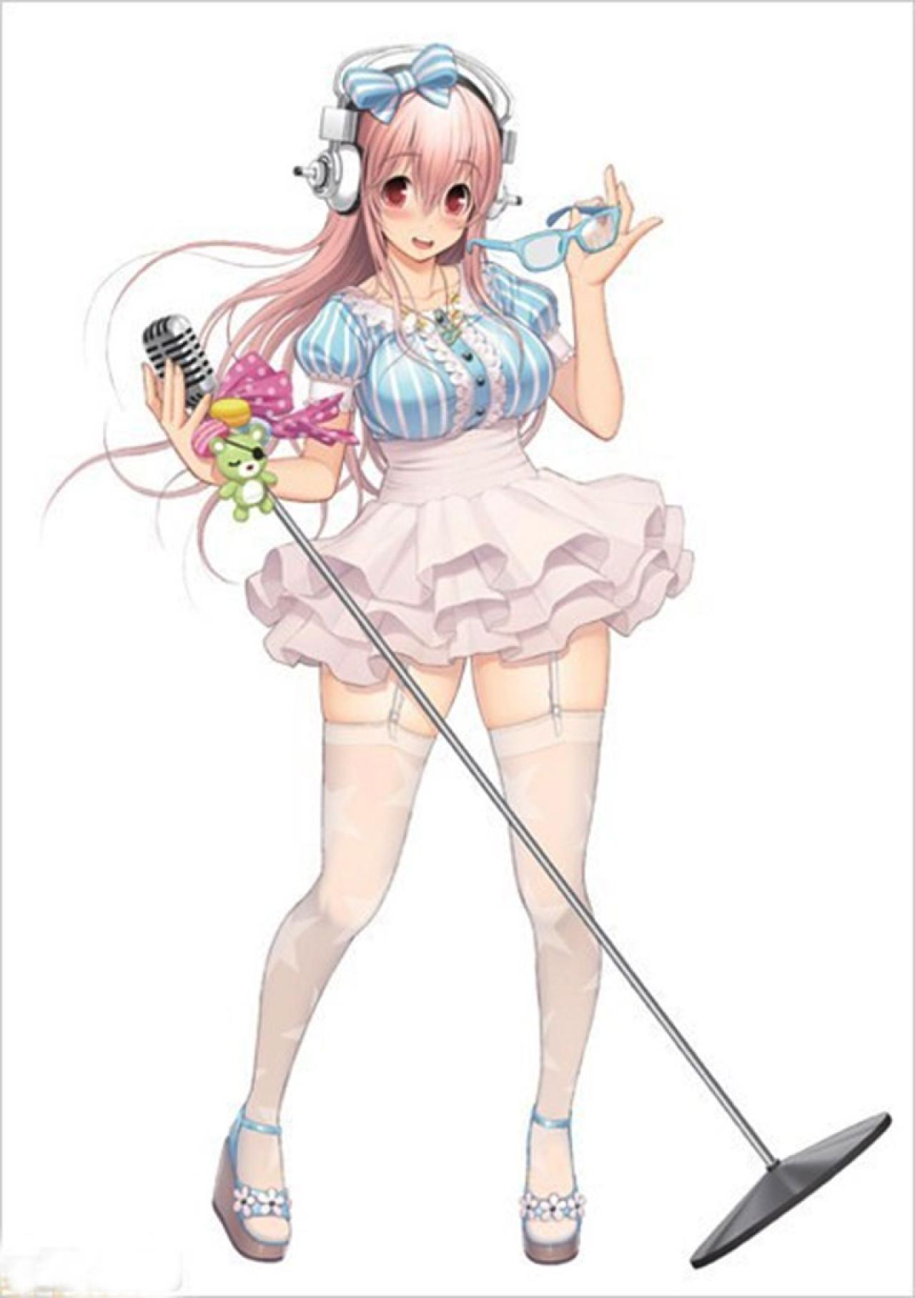 《超级索尼子》任天堂3DS游戏中超级索尼子穿着蓝白偶像服，左手拿着眼镜，右手扶着麦克风的形象