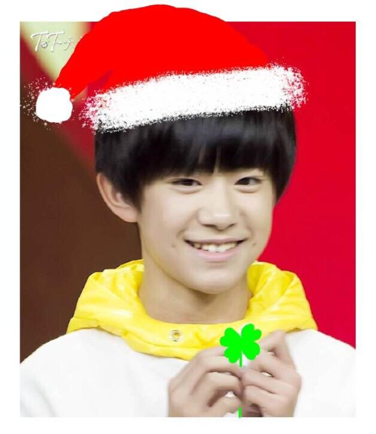 易烊千玺戴着圣诞帽捧着四叶草头像