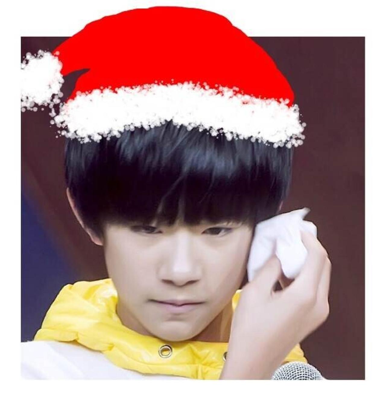易烊千玺戴着圣诞帽擦着脸颊的头像