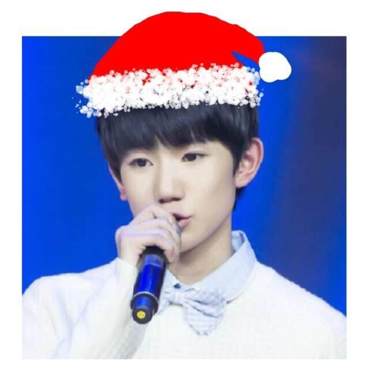 王源戴着圣诞帽拿着麦克风同学