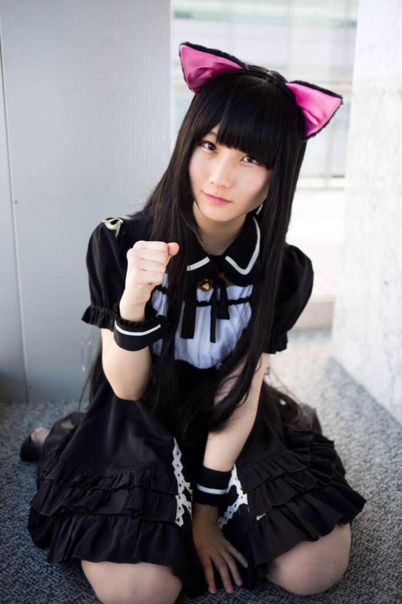 あすな坐在地上，右手扮猫爪