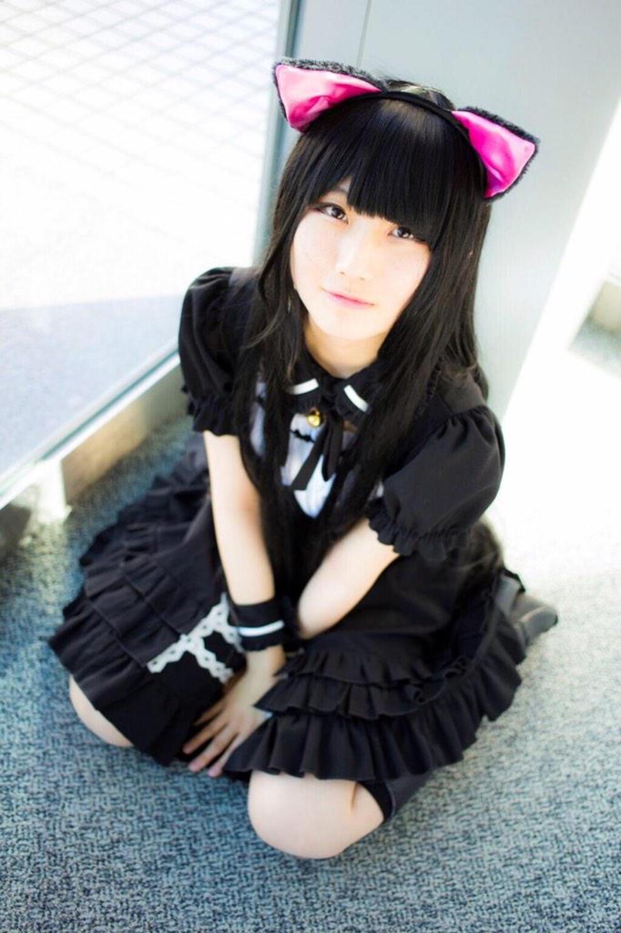 あすな双手叠放在裙角，抬头看镜头