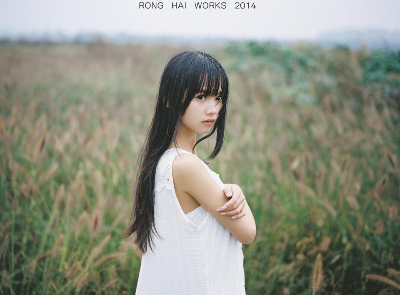 猫梓双手怀抱在胸前侧面横幅