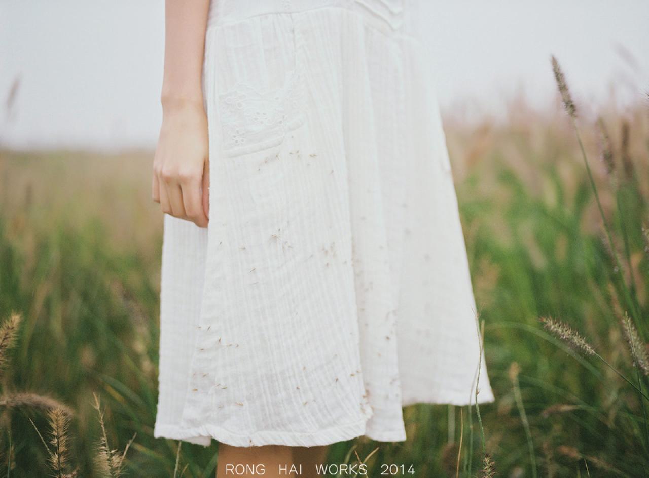 白色连衣裙裙摆