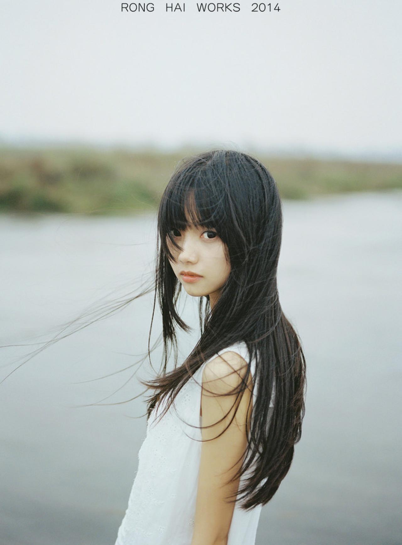 猫梓在水边回眸的立幅