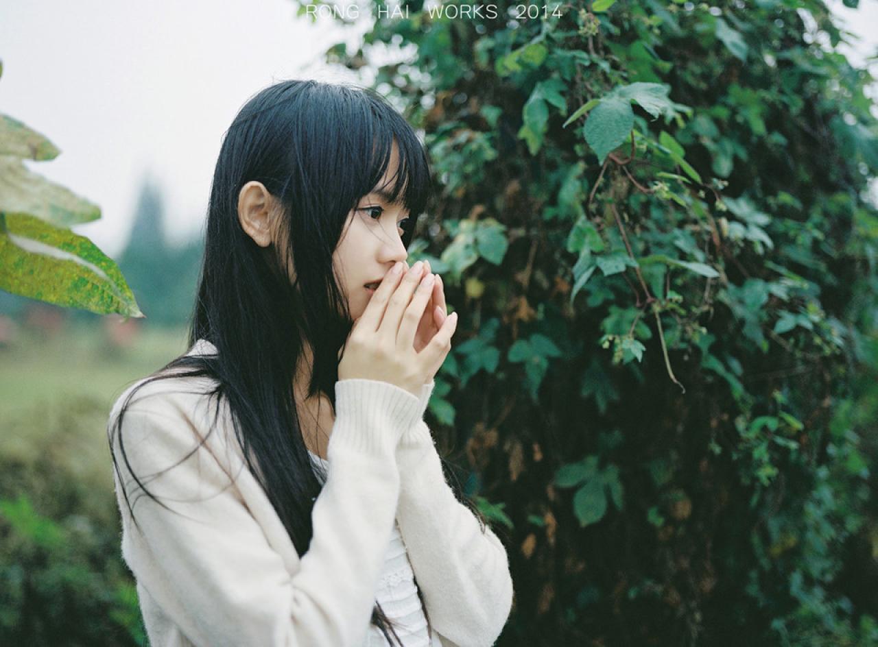 猫梓披着外套双手合拢在嘴前上半身横幅