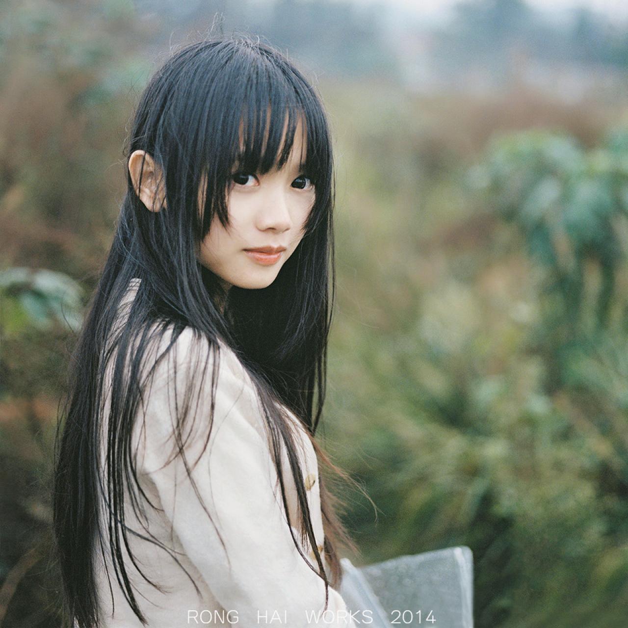 猫梓披着外套回眸侧面