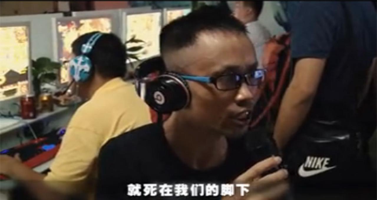 《斩龙传奇》广告画面：拿着话筒的游戏玩家喊着