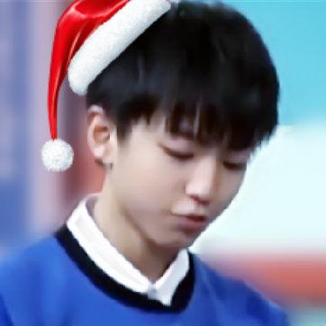 戴着圣诞帽的王俊凯嘟嘴头像