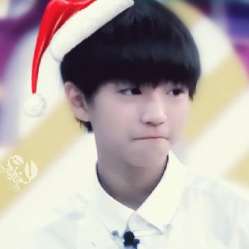 戴着圣诞帽的王俊凯抿嘴头像