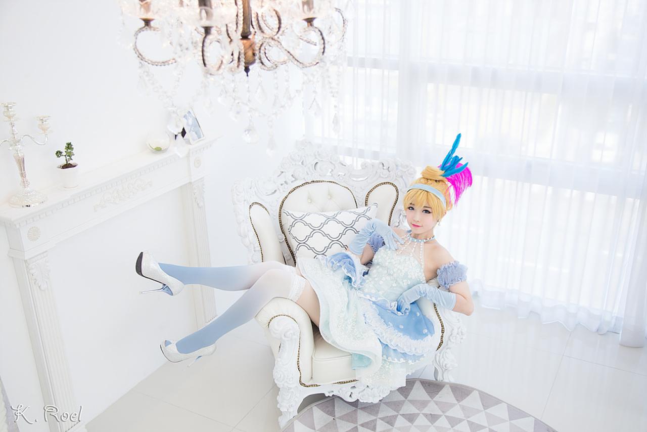 兔娘tomia扮演灰姑娘坐在沙发里