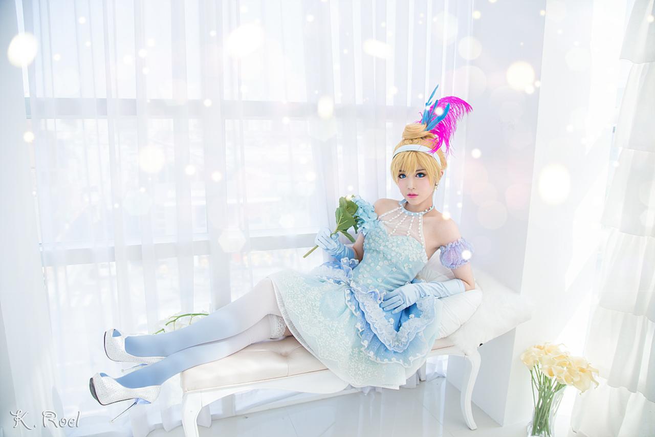 兔娘tomia扮演灰姑娘靠坐在长椅上