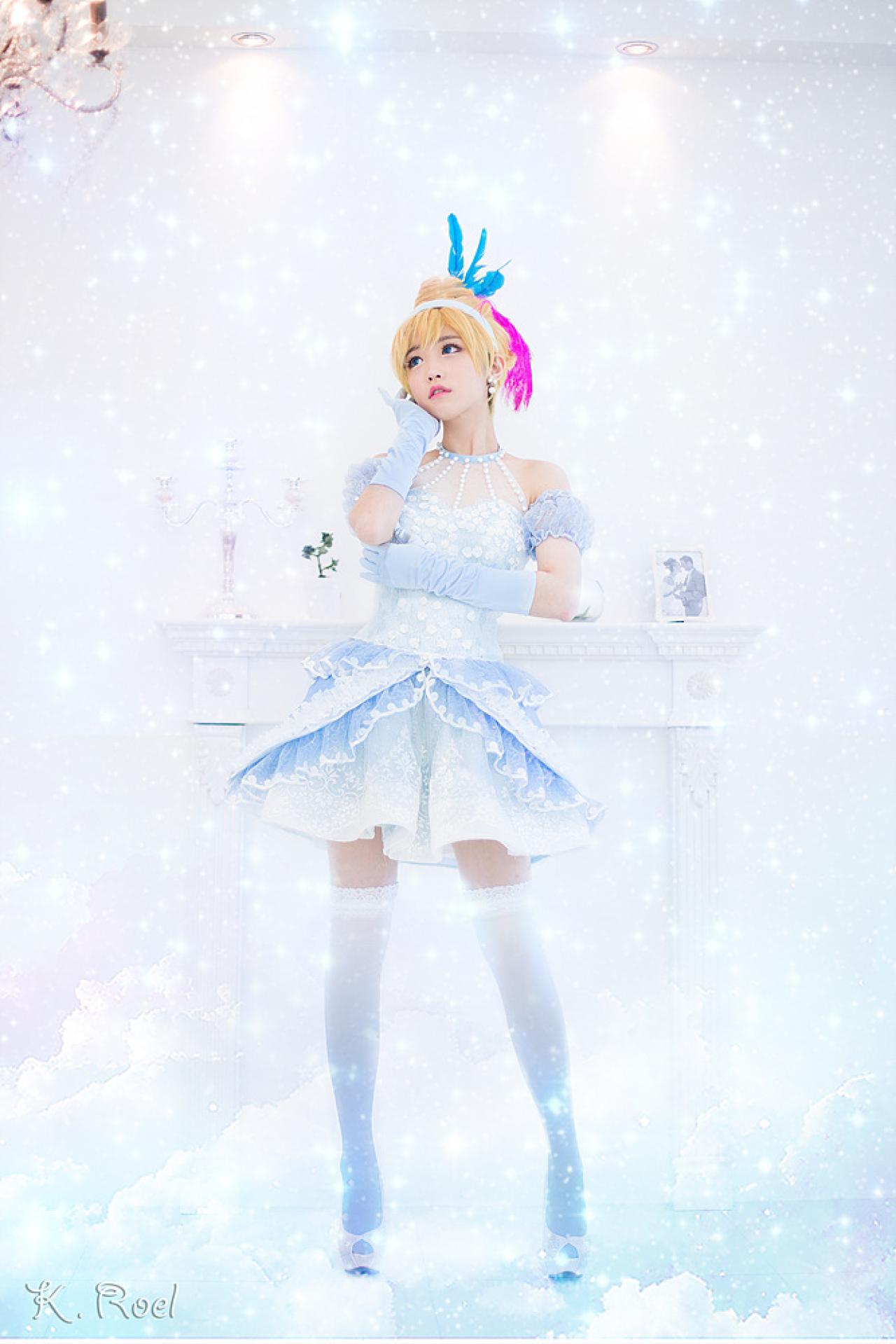 兔娘tomia扮演灰姑娘站在壁炉前