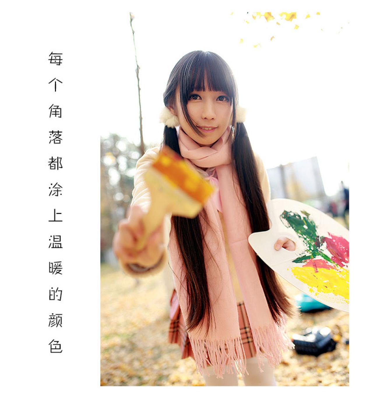 千莫左手捏着调色盘，右手正拿着刷子涂抹：每个角落都涂上温暖的颜色