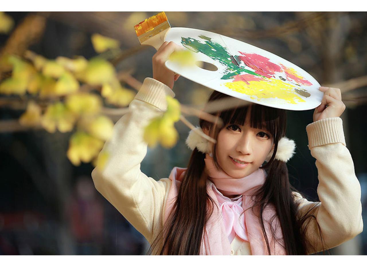 千莫双手举着调色盘