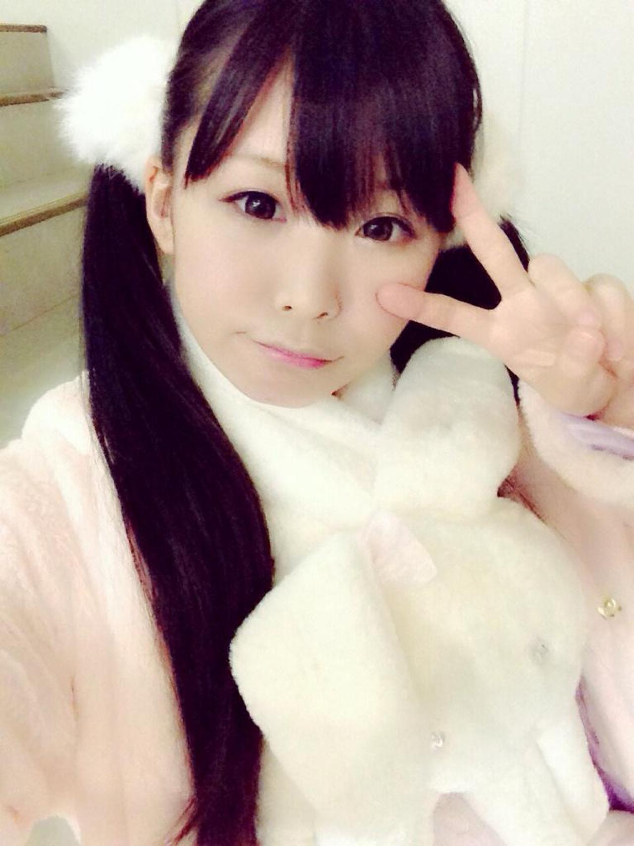 五木あきら穿着兔子外套、围巾剪刀手自拍