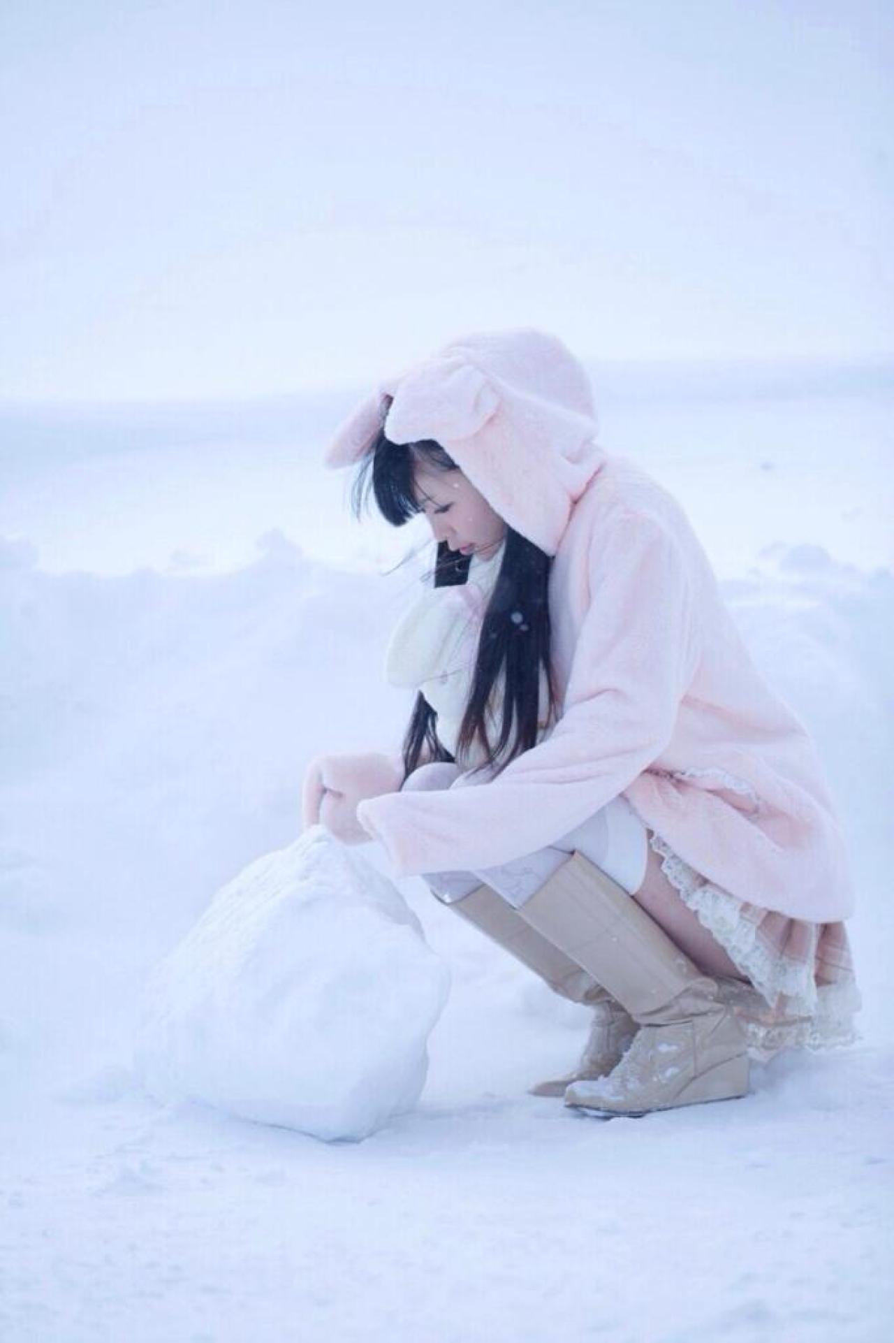 五木あきら蹲在雪地里滚着雪球