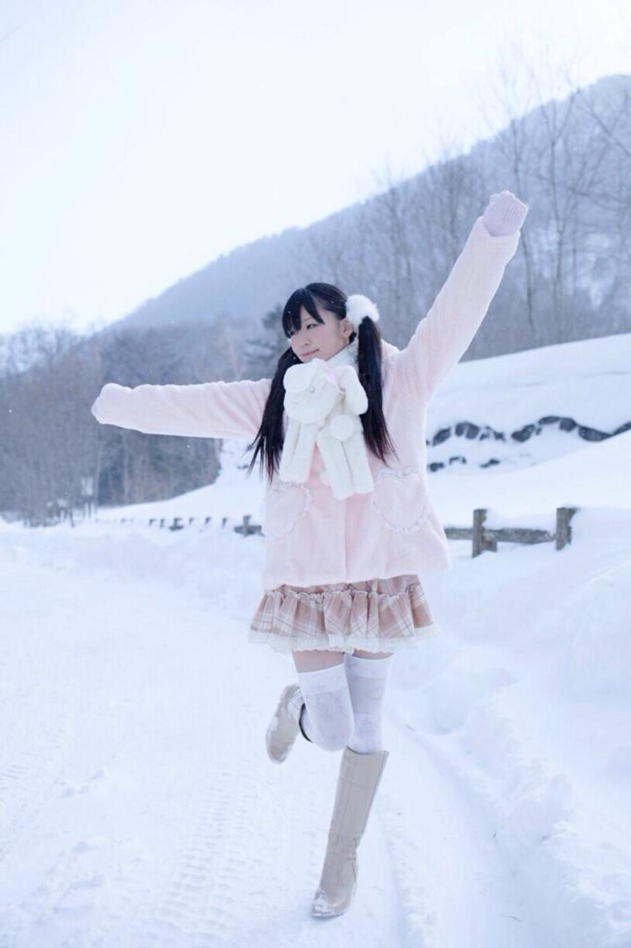 五木あきら在雪景中张开双臂