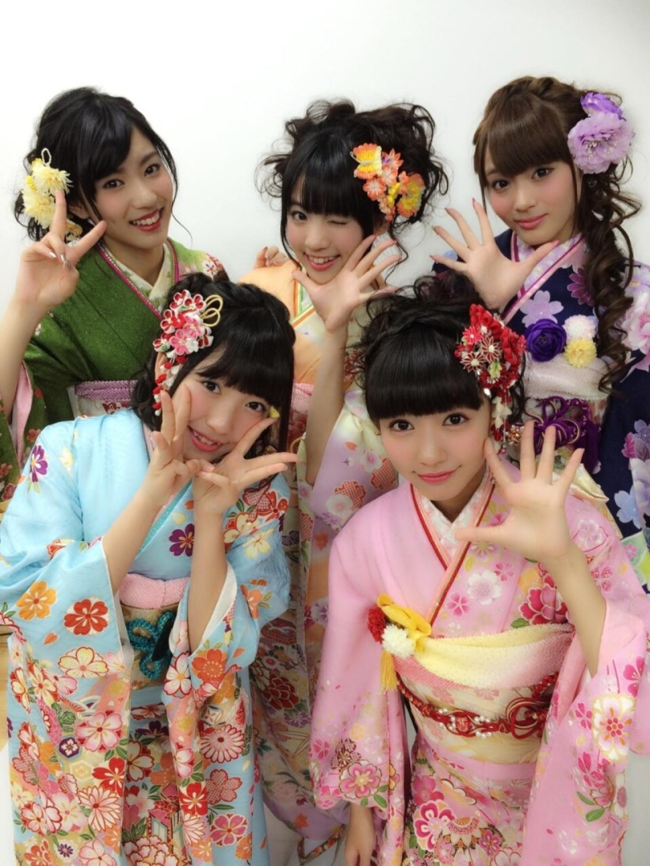 夢みるアドレセンス组合成员：荻野可铃、志田友美、山田朱莉、小林玲、京佳穿着和服卖萌贺图