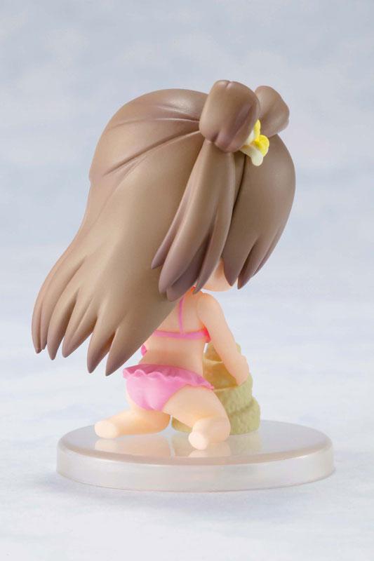 正在堆城堡的南小鸟粉色泳装手办的背面