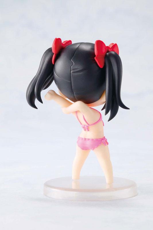 眨眼卖萌的矢泽妮可粉色泳装手办的背面