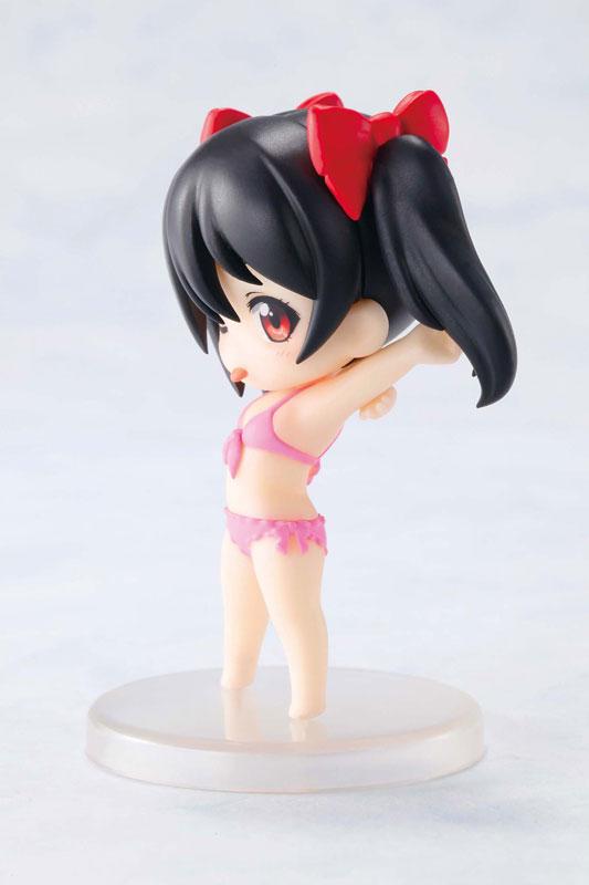 眨眼卖萌的矢泽妮可粉色泳装手办的右侧面