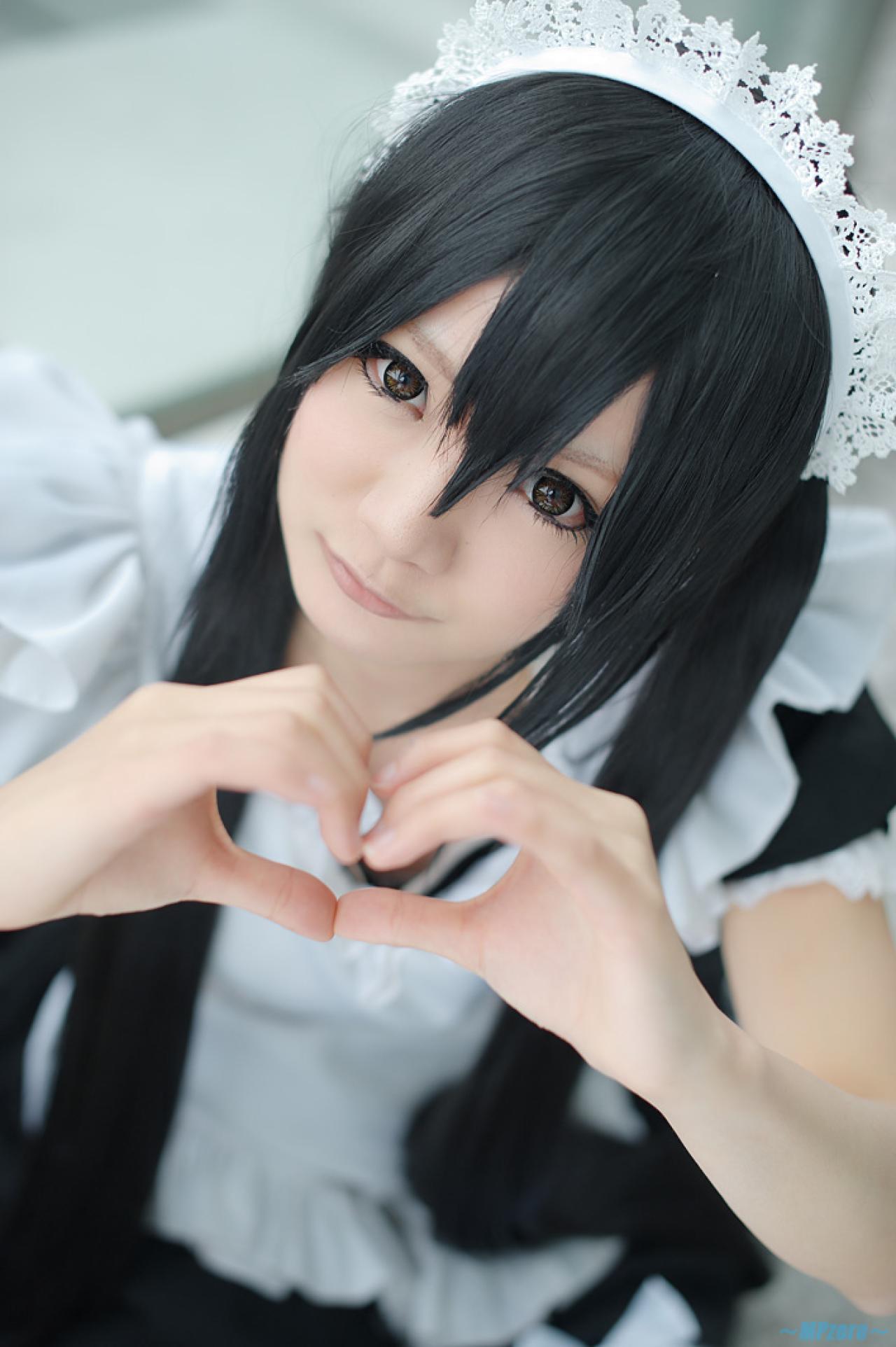 Maika扮演中野梓作心形手势