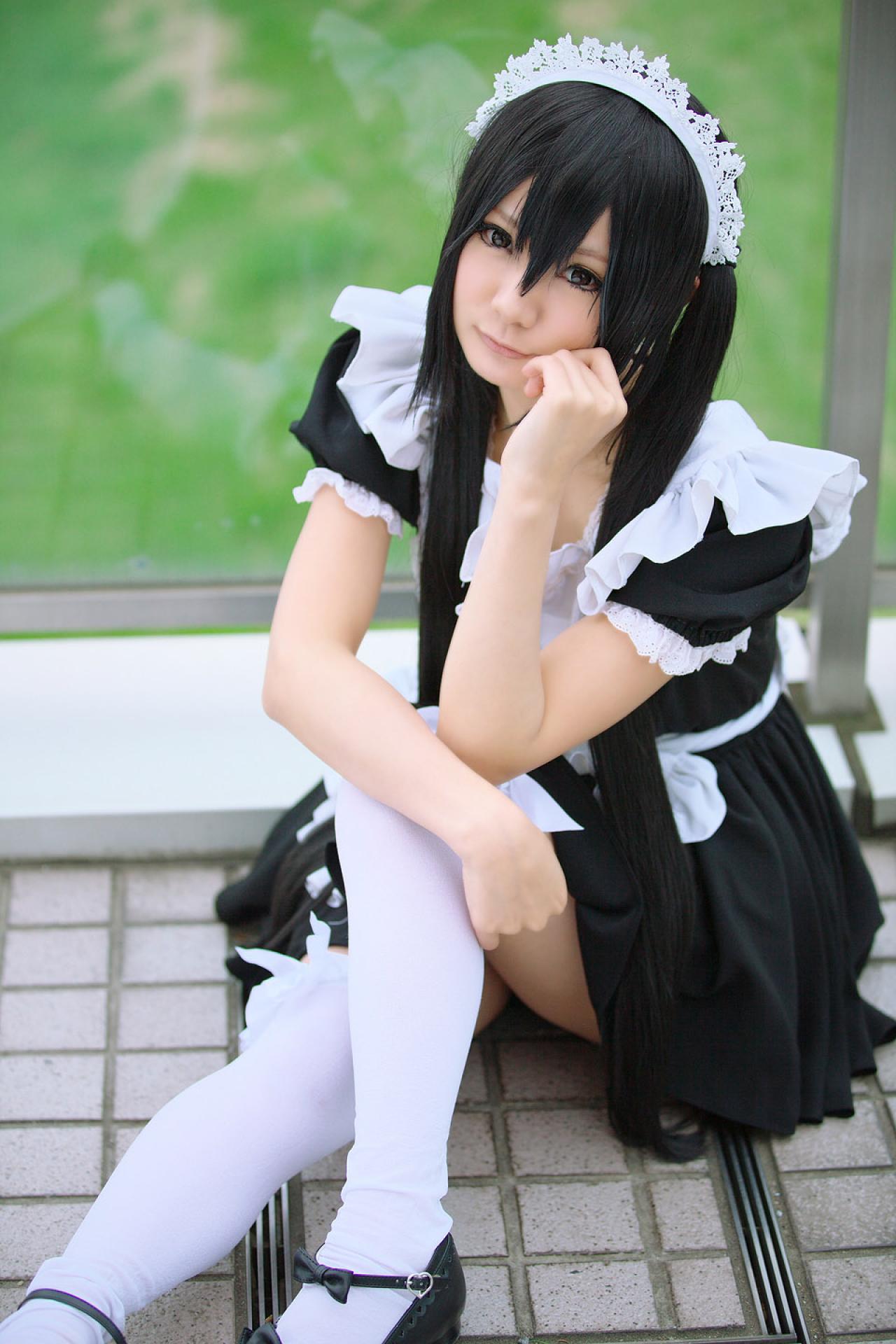 Maika扮演中野梓坐在天台上