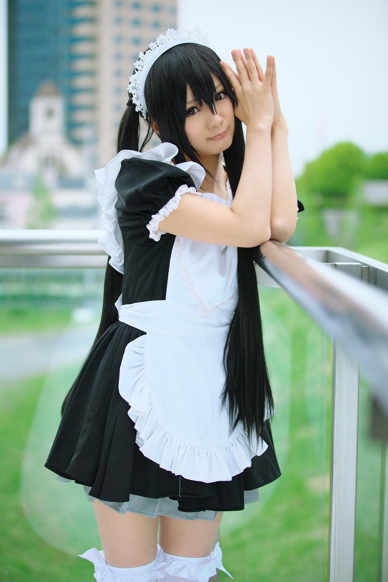 Maika扮演中野梓双手合在一起扒在栏杆上