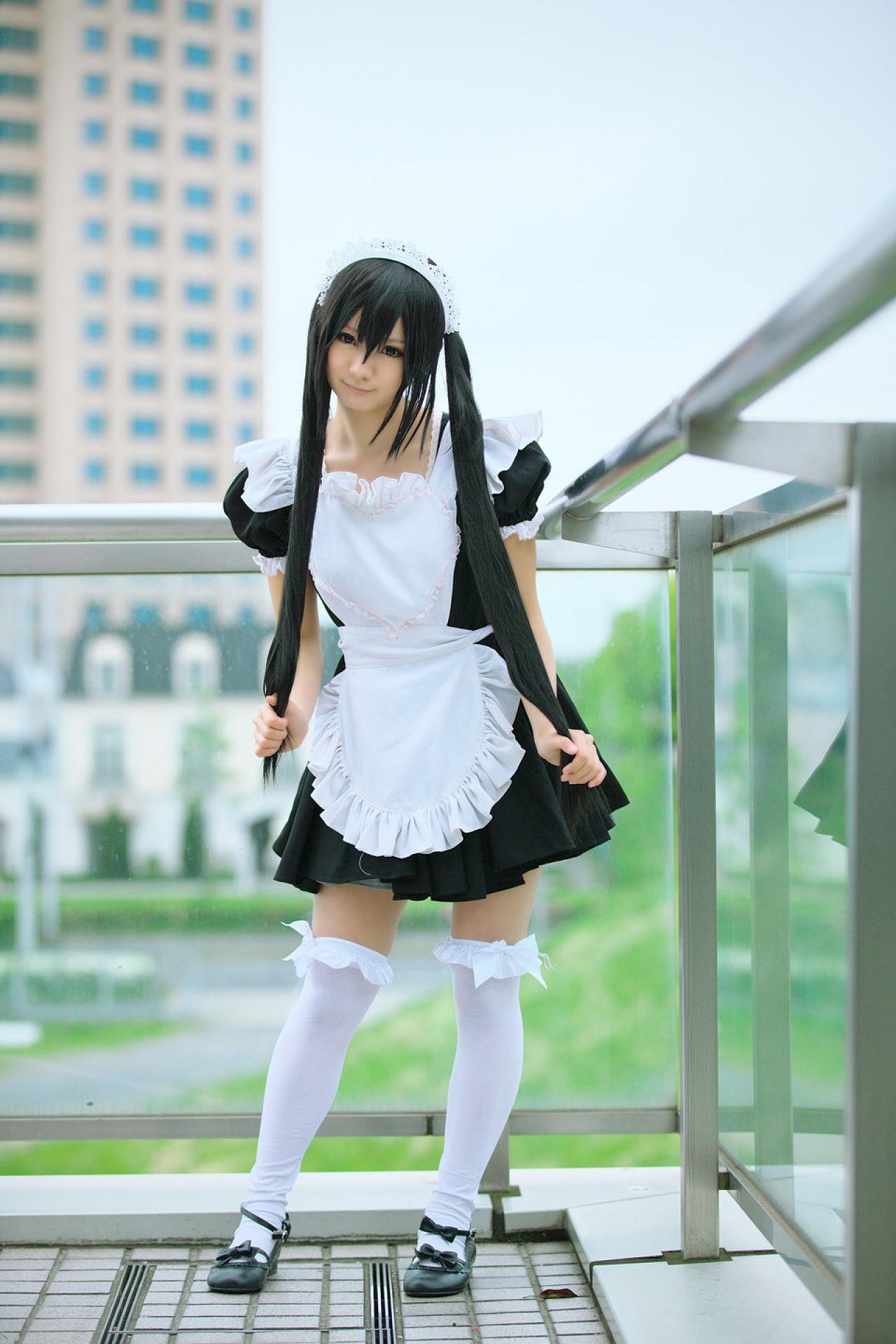 Maika扮演中野梓双手拉起马尾