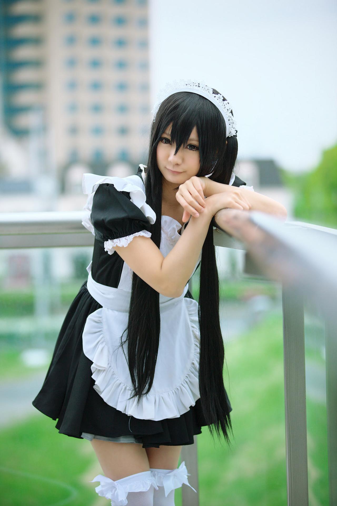 Maika扮演中野梓扒在栏杆上