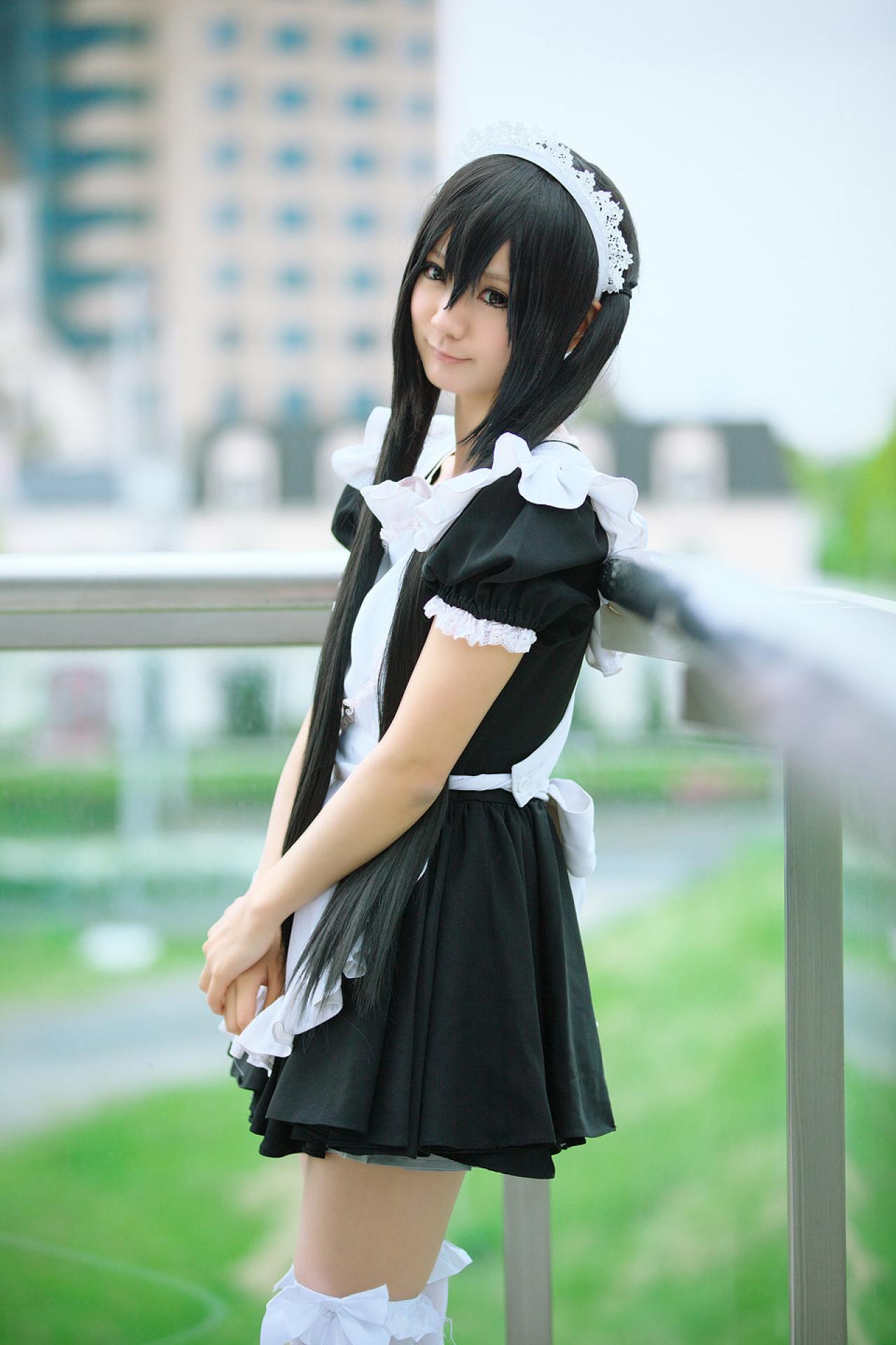 Maika扮演中野梓靠在栏杆上的侧面照