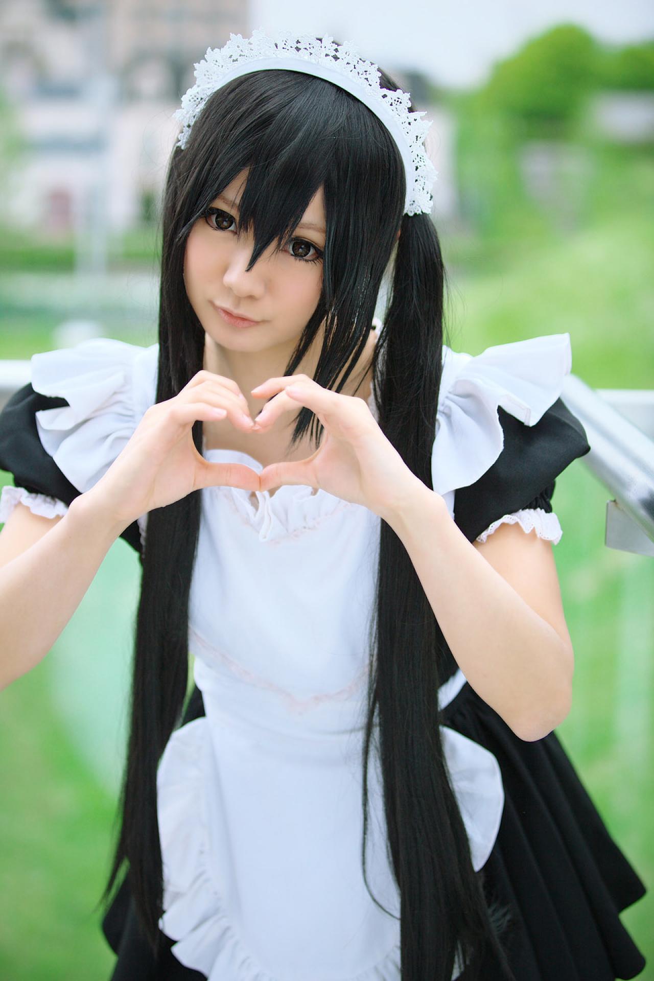 Maika扮演中野梓站着作心形手势