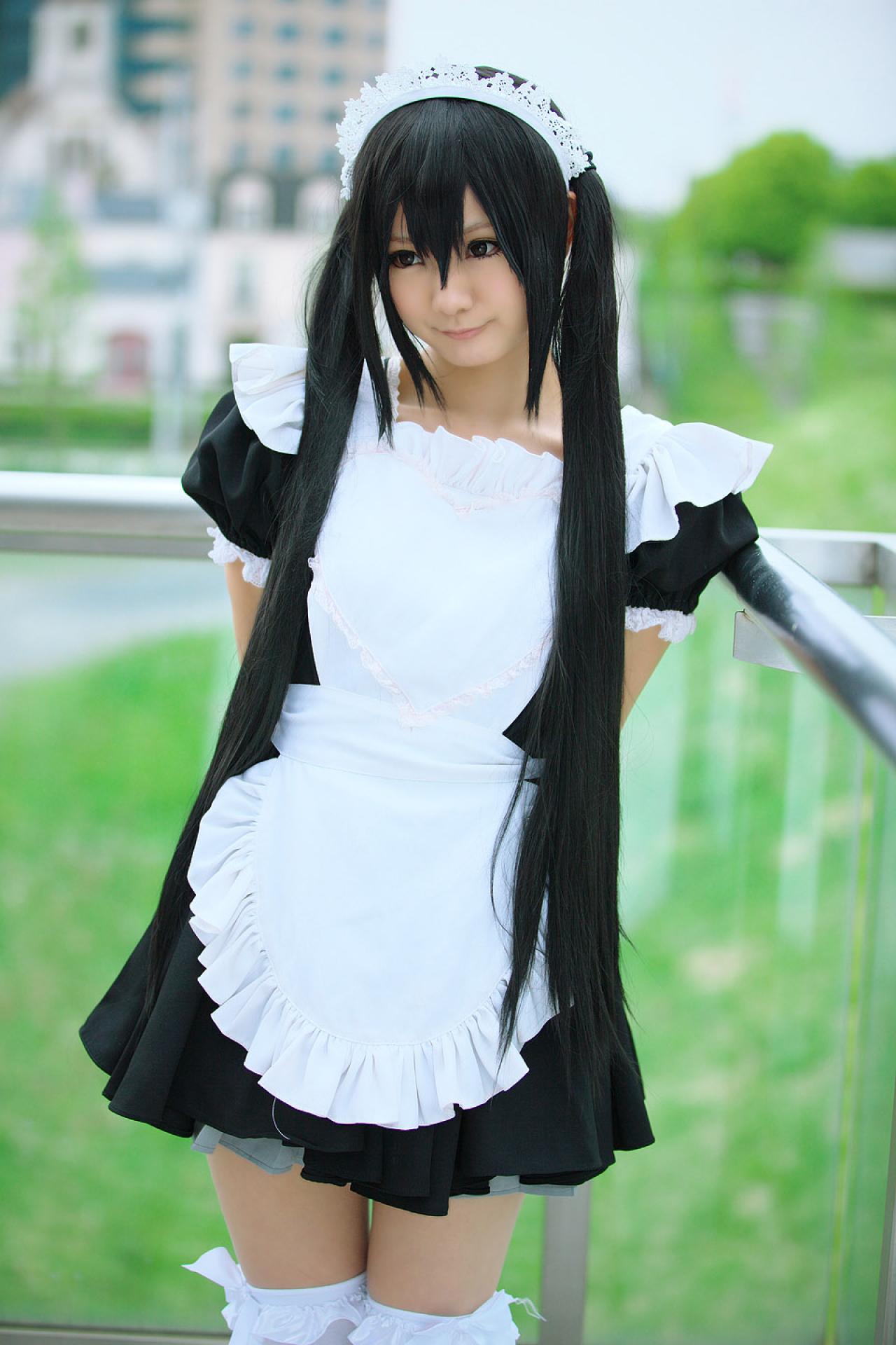 Maika扮演中野梓双手背后扭捏的样子