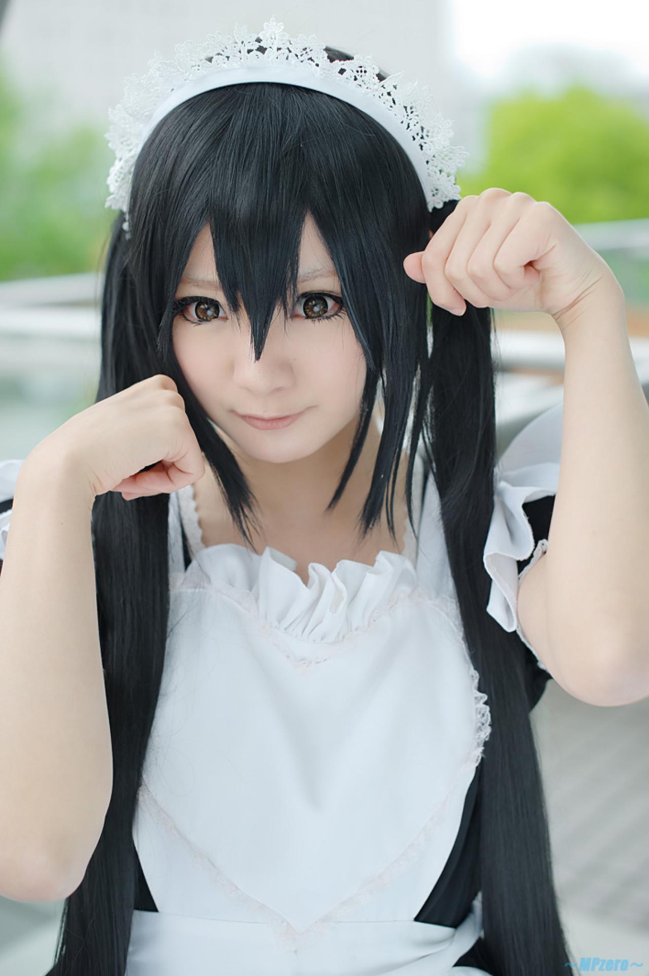 Maika扮演中野梓双臂半弯曲，卖萌扮小猫