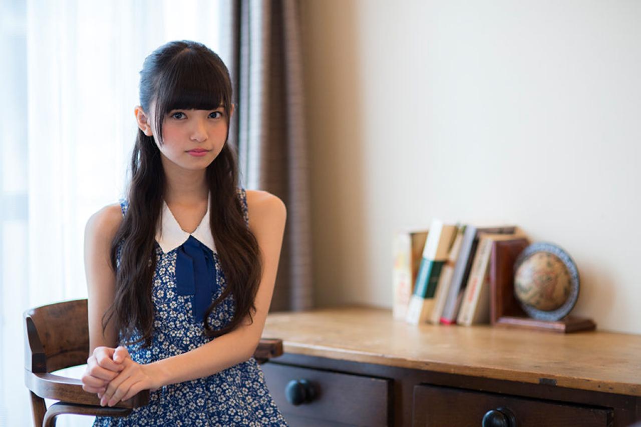 斋藤飞鸟坐在书桌旁的正面照