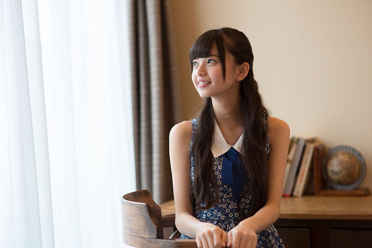 斋藤飞鸟坐在书桌旁，扭头微笑着看向窗外