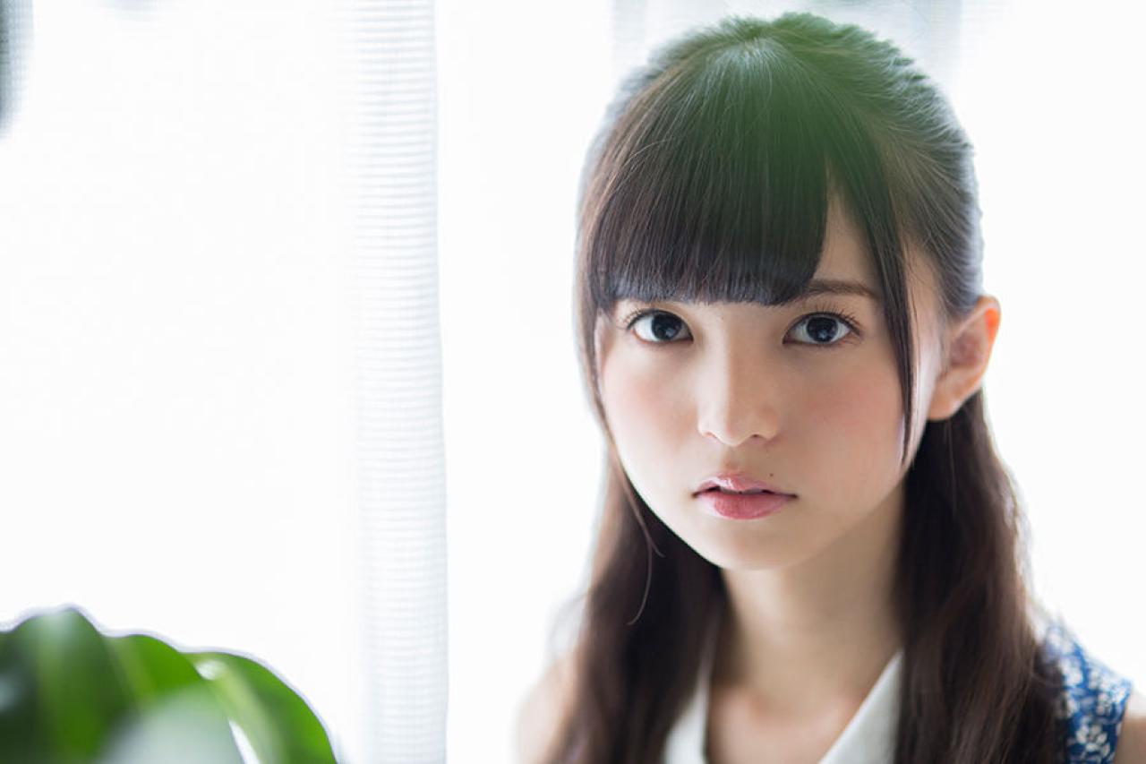 斋藤飞鸟在窗前驻足平静的神情