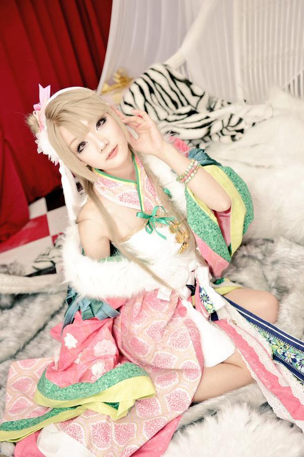 Miyuko扮演南小鸟跪坐在毯子上，左手轻抚刘海儿