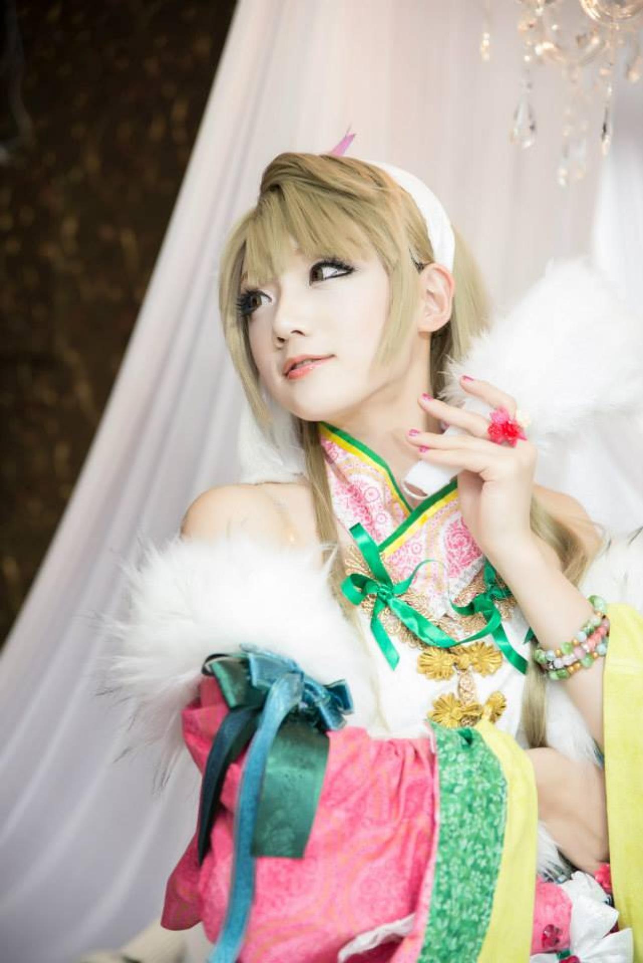 Miyuko扮演南小鸟扭头侧目